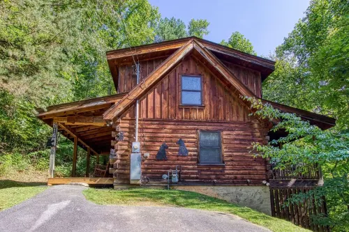 Mystic Mountain - Great Location! Close to All the Action! 2 Bedroom Cabin by RedAwning
