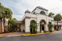 Days Inn & Suites by Wyndham Orlando Airport - spa