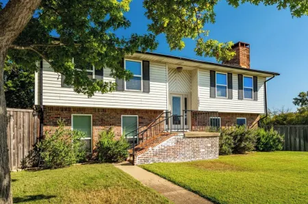 Loft w/ Big Pool, Huge Backyard, Fire Pit, PingPong, Pool Table,