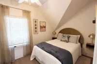 New Luxury 2BR Cottage in Downtown Auburn!