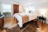 Charming 9br / 8.5 bath, Sleeps 19, WiFi, Fitness Room w/ Beautiful Views!