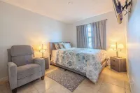 Charming 3-bedroom house with WiFi and AC in Royal Palm Beach Hotels in Royal Palm Beach