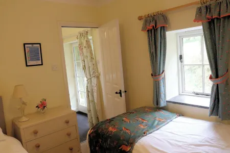 2 Bedroom Accommodation in Two Acres Of Gardens on edge of village of Blisland Отели в г. Бодмин