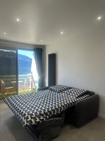 Magnificent apartment with view of Lac du Bourget and waterfront (20 meters) Отели в г. Трессерв