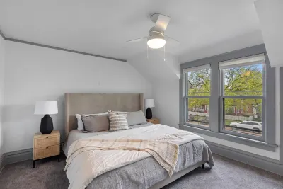 Chic 3 bedroom Get-a-way in downtown Lake Geneva