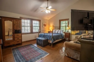 Ace In The Hole - Charming 3-bedroom cabin in peaceful Townsend. Sleeps up to 6.