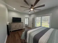 Holliday Inn, The Pines - Spacious and Luxurious 4 Bedroom Lake Home Sleeps 12