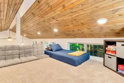 Modern Home with Hot Tub, Grill, Fire-pit and Zip Line