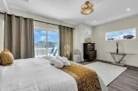 Top Flr Balcony w/ bonus room + wet bar, 2 blocks to beach, Linens/towels incl.