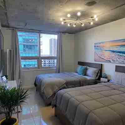 Amazing Condo with Pool at Midblock Miami Rooms