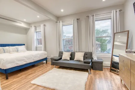 Luxury New-Build 2BR w King Bed, Designer Finishes + Ultra-Fast WiFi & AC Отели рядом с достопримечательностью «Манхэттенский колледж»