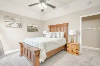 Right at Home-Midland Sprawling Ranch House with Pool Cabana and Playground