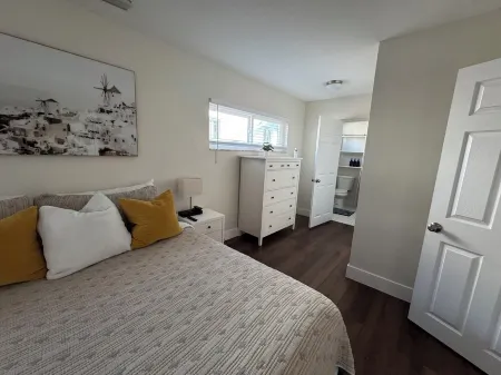 Spacious 4-bedroom house with WiFi and AC in Central Tampa