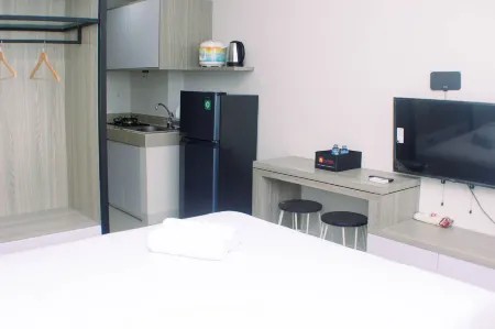 Homey and Minimalist Studio at Vasanta Innopark Apartment Отели рядом с достопримечательностью «Bonecom Tricom Mm2100»