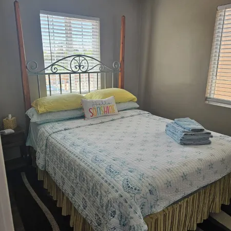 Charming 2-Bedroom Apartment with AC, Wifi, Security Cameras at Entrances.
