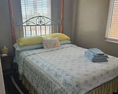 Charming 2-Bedroom Apartment with AC, Wifi, Security Cameras at Entrances. Hoteles en Windsor