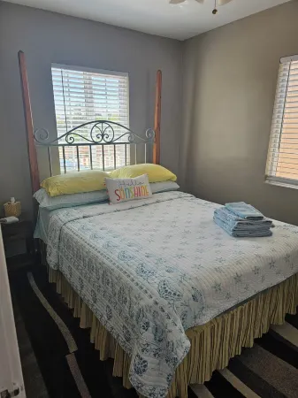 Charming 2-Bedroom Apartment with AC, Wifi, Security Cameras at Entrances.