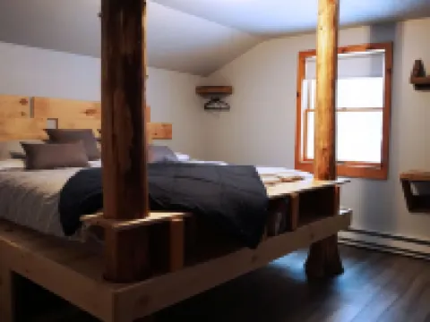 Llama House Adk Hotels in Johnsburg