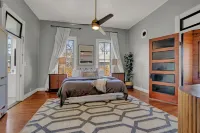 Gorgeous Home 1 Blk from Main with Hot Tub & Fire Pit! Hôtels à : Fredericksburg