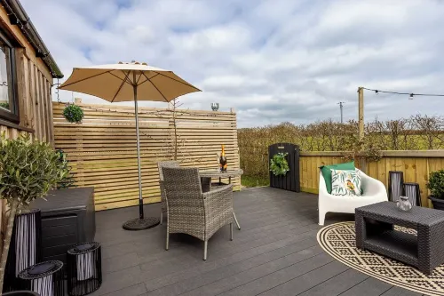 Willows Rest - 1 Bed Shepherds Hut - Pentlepoir Hotels in East Williamston