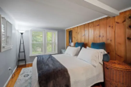 Linny’s Lake House with Dock Hotels in Southwick