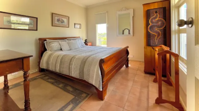 Self contained cabin in quiet coastal bushland setting. Pet friendly!