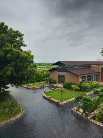 Nirvana Resort and Restaurant Отели рядом с достопримечательностью «Стейтью Оф Юнити»