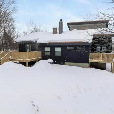 Boyne Mountain RetreatPet Friendly, WI-FI, Linens, 2 Car Garage