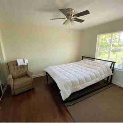Charming Big 4 Bedroom Home In Lake Villa Rooms
