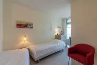 Cozy Dune-View Apartment Hotels near Wandelstartpunt De Zandloper