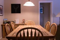 Family friendly, 4BR condo. Walking distance to slopes, hot tub & town shuttle!