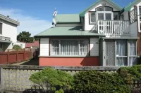 Riverside Townhouse with room for all the family, great location & WIFI