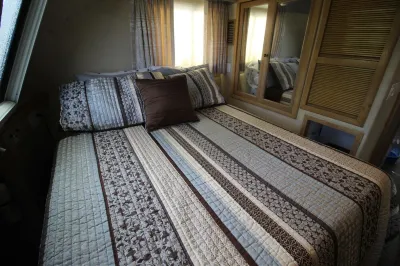 Sapphire Beach Houseboat Sleeps 6