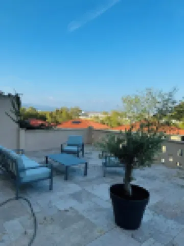 Magnificent 9-person house close to town center.