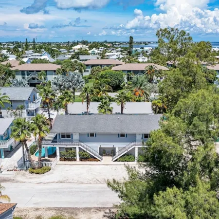 Walk to Beach - Pool & Private Sun Deck - 2026 Kitchen Updates