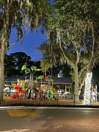 2 bed, 2 bath home located in popular resort with pool.  Near Siesta Key Beach Отели рядом с достопримечательностью «Селери Филдс»