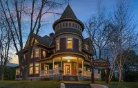 Stunning Historical Mansion: 8 bedrooms (sleeps 16+