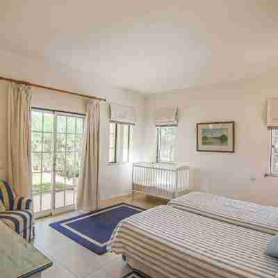 Spacious 4 bedroom villa in quiet location with sea views Rooms