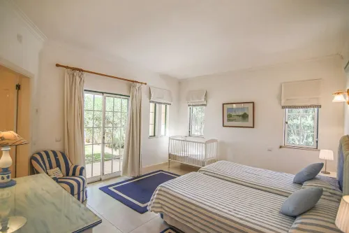 Spacious 4 bedroom villa in quiet location with sea views