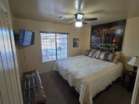 Desert Oasis - 4BR/2BA Home with Pool & Spa 福瑞娜麓山酒店