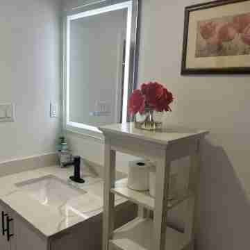 Charming Nest: Your Cozy Getaway, close to shopping mall and a nearby theatre! Rooms