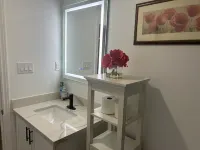 Charming Nest: Your Cozy Getaway, close to shopping mall and a nearby theatre!