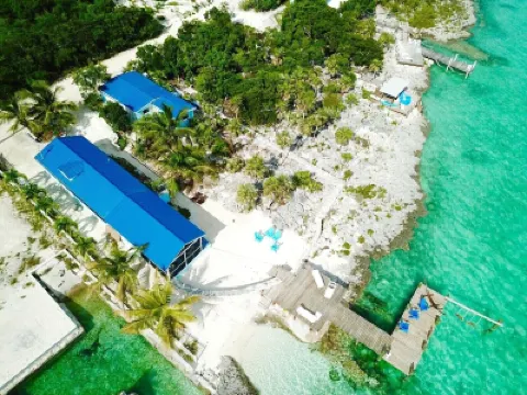 Beach Front Home with Dock and Beach. Blue Hole and Sandbar Nearby. のホテル
