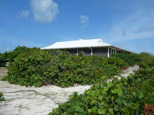 Coconut Beach House: Oceanfront, Beach, Dock, Views, Secluded, Reefs, Generator Hotels in Green Turtle Cay