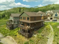 Elevated Mountain Retreat—Private, Spacious, Minutes from Adventure 프레이저 호텔