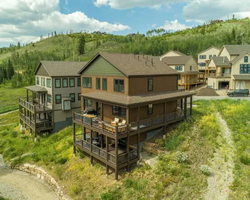 Elevated Mountain Retreat—Private, Spacious, Minutes from Adventure フレイザーのホテル