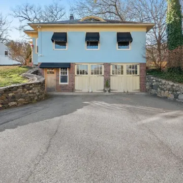 Weymouth Hill Station. Hillside cottage retreat with water views