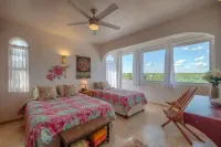 Beachfront Paradise / Sleeps 5 / Starlink + PoolShareSave Hotel di Akumal