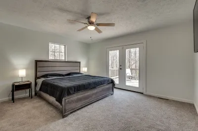Blue Manor Luxury Home *15 min. from Airport*
