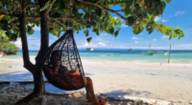 Juvy's Beach House - Entire top floor of exclusive villa just by the beach فنادق في سیقیحور